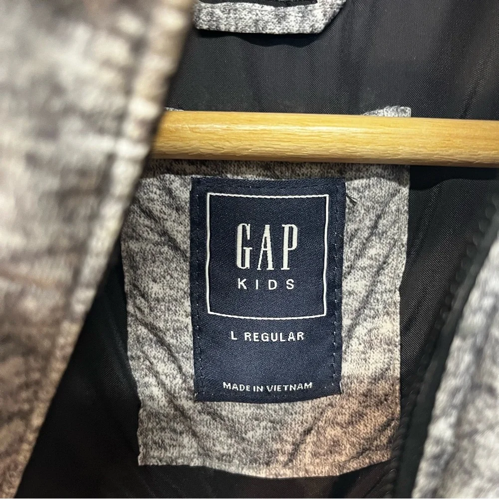 L (10) GAP Kids Puffer Vest